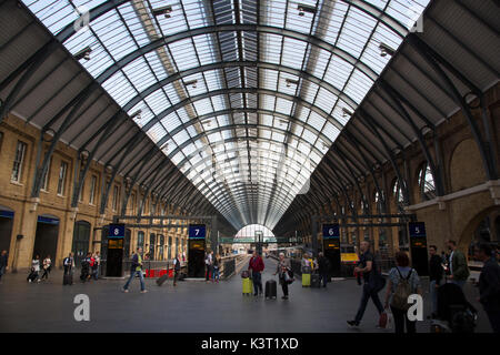 Les passagers arrivent à 8 plate-forme à la gare de King's Cross à Londres, Royaume-Uni Banque D'Images