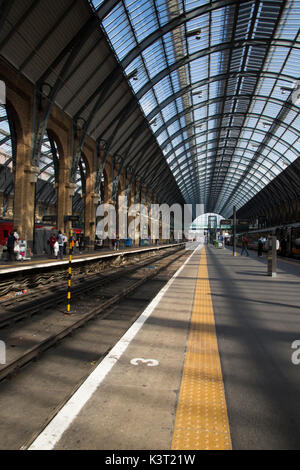 Les passagers arrivent à 8 plate-forme à la gare de King's Cross à Londres, Royaume-Uni Banque D'Images