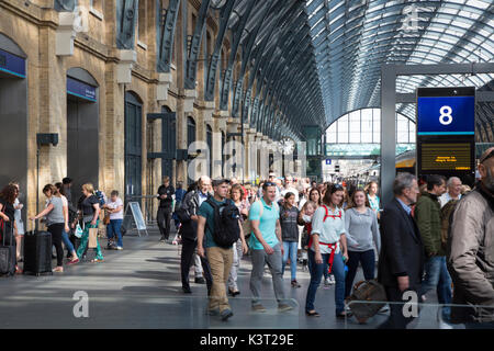 Les passagers arrivent à 8 plate-forme à la gare de King's Cross à Londres, Royaume-Uni Banque D'Images