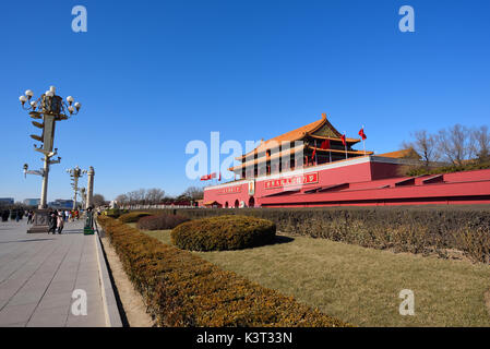 Beijing, Chine - feb 1,2016 : porte tienanmen sous ciel bleu.le texte sur le conseil traduire vers l'anglais est "longue vie à la république populaire de Chine,un Banque D'Images