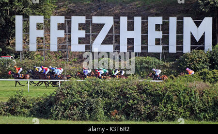 Iffezheim, Allemagne. Sep, 2017 3. Un groupe de coureurs ride par le logo de 'IFFEZHEIM' sur la 6e journée de course à Iffezheim, Allemagne, 3 septembre 2017. Photo : Uli Deck/dpa/Alamy Live News Banque D'Images