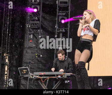 Philadelphie, Pennsylvanie, USA. 2Nd Sep 2017. JEREMY LLOYD et SAMANTHA GONGOL de Marian Hill pendant Made in America Music Festival à Benjamin Franklin Parkway à Philadelphie, Pennsylvanie Crédit : Daniel DeSlover/ZUMA/Alamy Fil Live News Banque D'Images