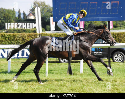 Iffezheim, Allemagne. Sep, 2017 3. Le jockey Filip Minarik gagne le 145e Grand Prix de Baden avec son cheval Guignol sur la 6ème journée de course à Iffezheim, Allemagne, 3 septembre 2017. Photo : Uli Deck/dpa/Alamy Live News Banque D'Images