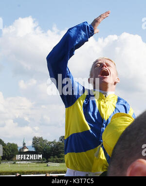 Iffezheim, Allemagne. Sep, 2017 3. Le jockey Filip Minarik gagne le 145e Grand Prix de Baden avec son cheval Guignol sur la 6ème journée de course à Iffezheim, Allemagne, 3 septembre 2017. Photo : Uli Deck/dpa/Alamy Live News Banque D'Images