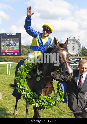 Iffezheim, Allemagne. Sep, 2017 3. Le jockey Filip Minarik gagne le 145e Grand Prix de Baden avec son cheval Guignol sur la 6ème journée de course à Iffezheim, Allemagne, 3 septembre 2017. Photo : Uli Deck/dpa/Alamy Live News Banque D'Images