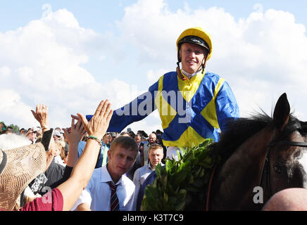 Iffezheim, Allemagne. Sep, 2017 3. Le jockey Filip Minarik gagne le 145e Grand Prix de Baden avec son cheval Guignol sur la 6ème journée de course à Iffezheim, Allemagne, 3 septembre 2017. Photo : Uli Deck/dpa/Alamy Live News Banque D'Images