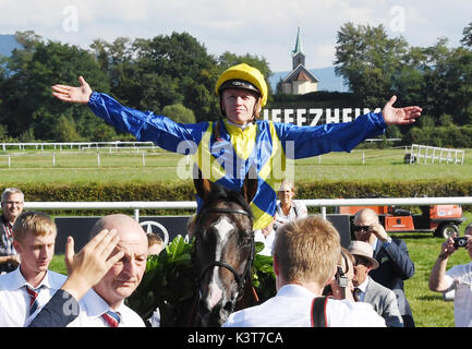 Iffezheim, Allemagne. Sep, 2017 3. Le jockey Filip Minarik gagne le 145e Grand Prix de Baden avec son cheval Guignol sur la 6ème journée de course à Iffezheim, Allemagne, 3 septembre 2017. Photo : Uli Deck/dpa/Alamy Live News Banque D'Images