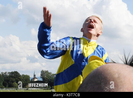 Iffezheim, Allemagne. Sep, 2017 3. Le jockey Filip Minarik gagne le 145e Grand Prix de Baden avec son cheval Guignol sur la 6ème journée de course à Iffezheim, Allemagne, 3 septembre 2017. Photo : Uli Deck/dpa/Alamy Live News Banque D'Images