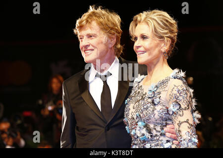 Venise, Italie. 06Th Sep 2017. Robert Redford et Jane Fonda participant à la 'nos âmes dans la nuit' première mondiale au 74e Festival International du Film de Venise au Palazzo del Cinema sur Septembre 01, 2017 à Venise, Italie | Conditions de crédit dans le monde entier : dpa/Alamy Live News Banque D'Images