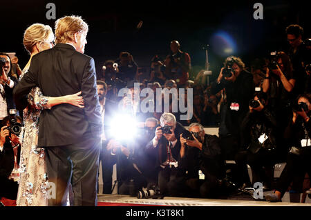 Venise, Italie. 06Th Sep 2017. Robert Redford et Jane Fonda participant à la 'nos âmes dans la nuit' première mondiale au 74e Festival International du Film de Venise au Palazzo del Cinema sur Septembre 01, 2017 à Venise, Italie | Conditions de crédit dans le monde entier : dpa/Alamy Live News Banque D'Images