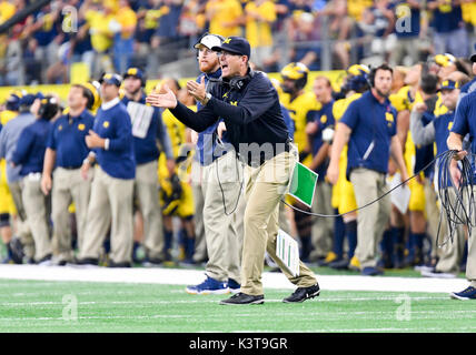 Septembre 02, 2017 : le Michigan Wolverines entraîneur en chef Jim Harbaugh pendant l'Advocare Classic NCAA Football match entre l'Université du Michigan gloutons et l'Université de Floride Gators à AT&T Stadium à Arlington, TX Michigan défait Floride 33-17 Albert Pena/CSM Banque D'Images