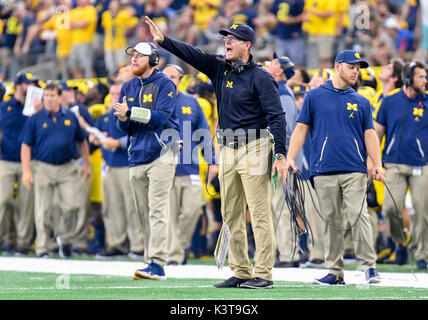 Septembre 02, 2017 : le Michigan Wolverines entraîneur en chef Jim Harbaugh pendant l'Advocare Classic NCAA Football match entre l'Université du Michigan gloutons et l'Université de Floride Gators à AT&T Stadium à Arlington, TX Michigan défait Floride 33-17 Albert Pena/CSM Banque D'Images