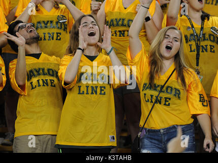 Waco, Texas, USA. 2Nd Sep 2017. Baylor Bears les élèves chanter durant la NCAA Football match entre les flammes de la liberté et de l'ours à Baylor McLane Stadium à Waco, Texas. Matthew Lynch/CSM/Alamy Live News Banque D'Images