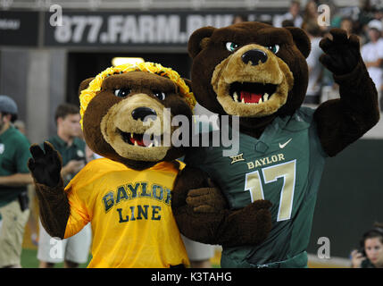 Waco, Texas, USA. 2Nd Sep 2017. Baylor Bears mascottes de NCAA Football match entre les flammes de la liberté et de l'ours à Baylor McLane Stadium à Waco, Texas. Matthew Lynch/CSM/Alamy Live News Banque D'Images