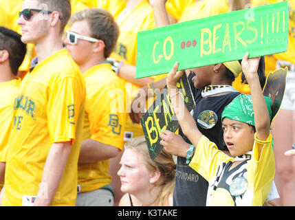 Waco, Texas, USA. 2Nd Sep 2017. Les jeunes fans de Baylor Bears NCAA Football match entre les flammes de la liberté et de l'ours à Baylor McLane Stadium à Waco, Texas. Matthew Lynch/CSM/Alamy Live News Banque D'Images