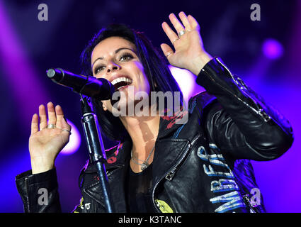 Stefanie Kloss, le chanteur du groupe Silbermond effectue lors du IFA jardin d'été de l'étape juste de l'électronique IFA de Berlin, Allemagne, 03 septembre 2017. Photo : Britta Pedersen/dpa-Zentralbild/dpa Banque D'Images