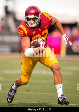 Los Angeles, CA, USA. 09Th Sep 2017. La main l'extrémité de l'USC (82) Petite Tyler fait une réception pendant un match entre les Broncos W. Michigan vs USC Trojans le samedi 2 septembre 2017 au Los Angeles Memorial Coliseum de Los Angeles, Californie. L'USC a défait W. Michigan 49-31. (Crédit obligatoire : Juan Lainez/MarinMedia.org/Cal Sport Media) (photographe complet, et de crédit crédit obligatoire) : csm/Alamy Live News Banque D'Images