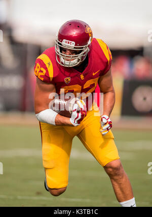 Los Angeles, CA, USA. 09Th Sep 2017. La main l'extrémité de l'USC (82) Petite Tyler fait une réception pendant un match entre les Broncos W. Michigan vs USC Trojans le samedi 2 septembre 2017 au Los Angeles Memorial Coliseum de Los Angeles, Californie. L'USC a défait W. Michigan 49-31. (Crédit obligatoire : Juan Lainez/MarinMedia.org/Cal Sport Media) (photographe complet, et de crédit crédit obligatoire) : csm/Alamy Live News Banque D'Images