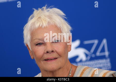 Venise, Italie. Sep, 2017 3.L'actrice Judi Dench pose au cours de la 'Victoria & Abdul' et Jaeger-LeCoultre Gloire au cinéaste Award 2017 photocall au cours de la 74e Festival International du Film de Venise au Lido de Venise le 3 septembre, 2017. Credit : Andrea Spinelli/Alamy Live News Banque D'Images