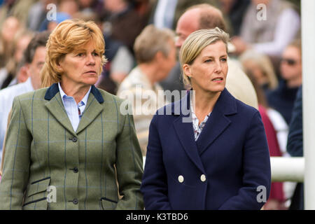 Burghley House, Kent, UK. Sep, 2017 3. La Comtesse de Wessex jouit de quelques moments avec les chiens de chasse au renard qui ont défilé autour de l'anneau principal à Burghley House avant de rencontrer le chasseur. Credit : Clifford Norton/Alamy Live News Banque D'Images