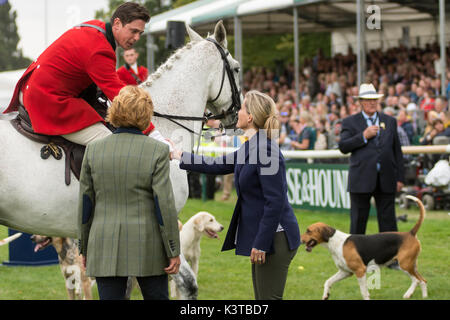 Burghley House, Kent, UK. Sep, 2017 3e. la comtesse de Wessex jouit de quelques moments avec les chiens de chasse au renard qui ont défilé autour de l'anneau principal à Burghley House avant de rencontrer le chasseur. crédit : clifford norton/Alamy live news Banque D'Images