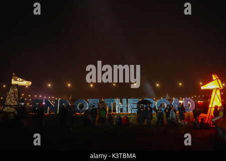 Dorset, UK. Sep, 2017 3. Les festivaliers sous la pluie sur la dernière nuit de la fin de la route 2017 Festival. Date de la photo : Dimanche 3 septembre 2017. Credit : Roger Garfield/Alamy Live News Banque D'Images