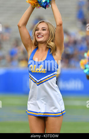 Pasadena, CA. Sep, 2017 3. Meneur de UCLA Bruins effectue au cours de la première moitié de la NCAA Football match entre les Bruins de UCLA et la Texas A&M Aggies au Rose Bowl de Pasadena, Californie.Louis Lopez/CSM/Alamy Live News Banque D'Images