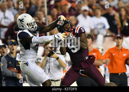 Landover, Maryland, USA. Sep, 2017 3. Virginia Tech Hokies came récepteur large Phillips (5) attrape un col comme il est défendu par la West Virginia Mountaineers MIKE DANIELS Jr évoluait. (4) au cours d'un match joué à FedEx Field à Landover, MD. Virginia Tech WVU mène 10-7 à la mi-temps. Credit : Ken Inness/ZUMA/Alamy Fil Live News Banque D'Images