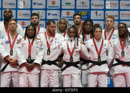 Budapest. Sep, 2017 3. Les membres de l'équipe médaillée de bronze en France assister à la cérémonie pour l'événement de l'équipe mixte au Championnat du monde de judo 2017 Suzuki à Budapest, Hongrie le 3 septembre 2017. Credit : Attila Volgyi/Xinhua/Alamy Live News Banque D'Images