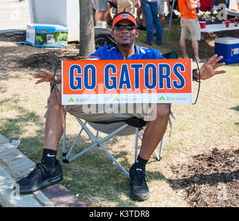 Arlington, TX USA. 09Th Sep 2017. Un ventilateur de la Floride à l'extérieur de AT&T stadium avant le match de football NCAA Advocare Classic entre le Michigan Le carcajou et le Florida Gator à AT&T Stadium Arlington, TX. James Thurman/CSM/Alamy Live News Banque D'Images