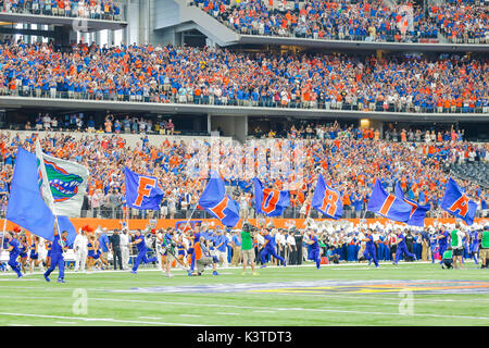 Arlington, TX USA. 09Th Sep 2017. Un Gator fans avant le match de football NCAA Advocare Classic entre le Michigan Le carcajou et le Florida Gator à AT&T Stadium Arlington, TX. James Thurman/CSM/Alamy Live News Banque D'Images