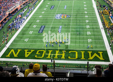 Arlington, TX USA. 09Th Sep 2017. Un Stade AT&T au cours de la NCAA Advocare Classic match de football entre le Michigan Le carcajou et le Florida Gator à AT&T Stadium Arlington, TX. James Thurman/CSM/Alamy Live News Banque D'Images