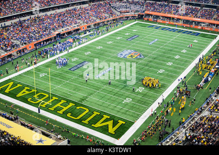 Arlington, TX USA. 09Th Sep 2017. Un Stade AT&T au cours de la NCAA Advocare Classic match de football entre le Michigan Le carcajou et le Florida Gator à AT&T Stadium Arlington, TX. James Thurman/CSM/Alamy Live News Banque D'Images