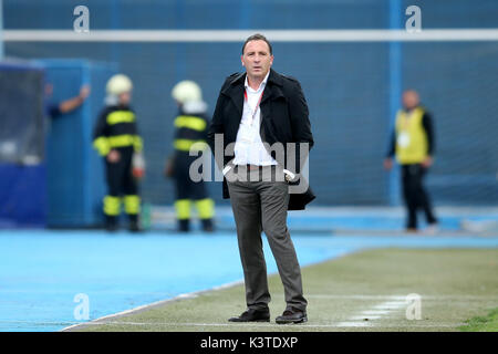 Zagreb, Croatie. Sep, 2017 3. L'entraîneur-chef du Kosovo Albert Bunjaki se trouve près de la place lors de la Coupe du Monde 2018 match de qualification contre la Croatie lors du stade Maksimir à Zagreb, capitale de la Croatie, le 3 septembre 2017. La défaite de la Croatie Kosovo 1-0. Credit : Goran Evergreen/Xinhua/Alamy Live News Banque D'Images