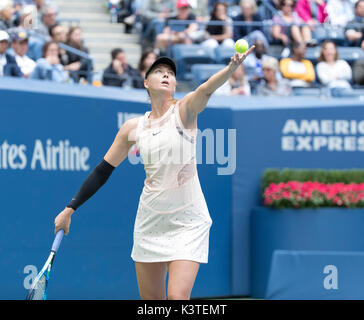 New York, NY USA - 3 septembre 2017 : Maria Sharapova de Russie sert lors de match contre Anastasija Sevastova de Lettonie à l'US Open Championships à Billie Jean King National Tennis Center Banque D'Images