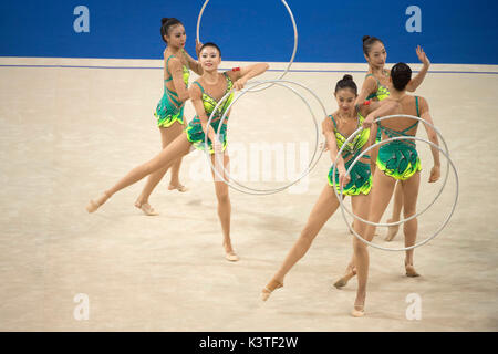 Pesaro, Italie. Sep, 2017 3. Groupe China Team (CHN) Gymnastique Rythmique : prestation de l'équipe de Chine lors de la 35e Championnats du Monde de Gymnastique Rythmique 2017 Groupe 5 Hoops finale à l'Adriatic Arena à Pesaro, Italie . Credit : Enrico Calderoni/AFLO SPORT/Alamy Live News Banque D'Images