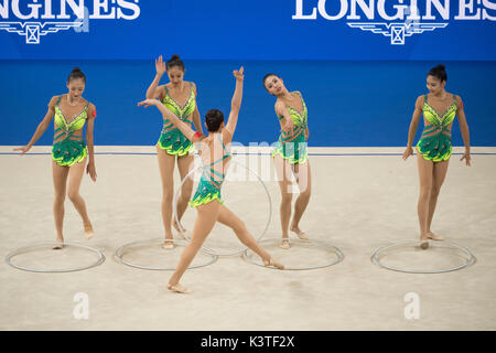 Pesaro, Italie. Sep, 2017 3. Groupe China Team (CHN) Gymnastique Rythmique : prestation de l'équipe de Chine lors de la 35e Championnats du Monde de Gymnastique Rythmique 2017 Groupe 5 Hoops finale à l'Adriatic Arena à Pesaro, Italie . Credit : Enrico Calderoni/AFLO SPORT/Alamy Live News Banque D'Images