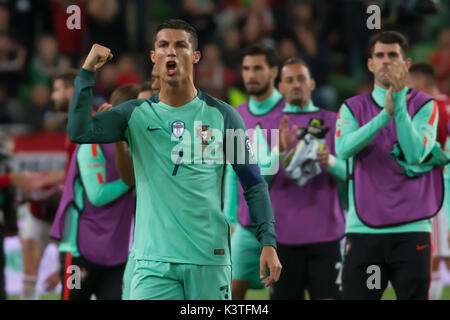 Budapest. Sep, 2017 3. Cristiano Ronaldo (avant) du Portugal et ses coéquipiers célèbrent après avoir remporté la Coupe du Monde 2018 match de qualification contre la Hongrie à Budapest, Hongrie le 3 septembre 2017. Défaite du Portugal Hongrie 1-0. Credit : Attila Volgyi/Xinhua/Alamy Live News Banque D'Images