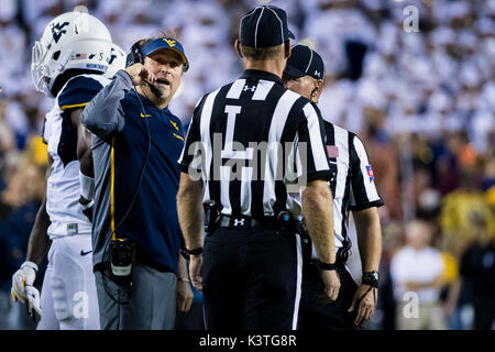 Landover, Maryland, USA. 06Th Sep 2017. West Virginia Mountaineers Dana entraîneur-chef Holgorsen parle avec les responsables chinois lors de la NCAA football match entre le West Virginia Mountaineers et le Virginia Tech Hokies à FedExField à Landover, Maryland. Taetsch Scott/CSM/Alamy Live News Banque D'Images