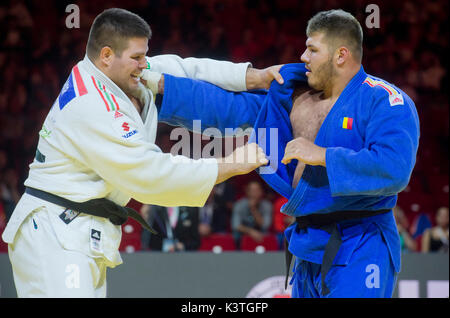 Budapest, Hongrie. 09Th Sep 2017. Le judoka hongrois Barna Bor (robe blanche) et le roumain Mircea judoka Croitoru en action au cours de la 3e ronde de la catégorie 100 kg d'hommes, sur la Suzuki le championnat du monde de judo 2017 à Budapest, Hongrie, le 2 septembre 2017. Photo : CTK Vit Simanek/Photo/Alamy Live News Banque D'Images