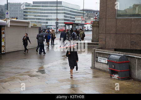 Londres, Royaume-Uni. 16Th Jun 2017. Un gris, humide et sombre pour démarrer la semaine de travail à Londres après les vacances d'été et les enfants commencent à retourner à l'école Photo : Keith Larby/Alamy Live News Banque D'Images