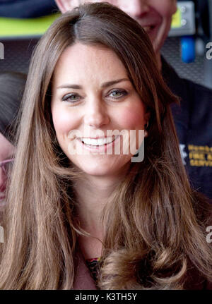 Grimsby, la Grande-Bretagne. Le 05 Mar, 2013. Catherine duchesse de Cambridge visite le service d'incendie et de sauvetage de Humberside, Peaks Lane Fire Station, lors d'une visite officielle dans le port de Grimsby, Grande-Bretagne, 05 mars 2013. Photo : PRE-Albert Nieboer/ | Le monde d'utilisation/dpa/Alamy Live News Banque D'Images