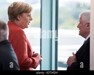 Berlin, Allemagne. 16Th Jun 2017. La chancelière allemande Angela Merkel (l) et M. Horst Seehofer, le Premier Ministre de Bavière (CSU), parler avant le début d'une réunion avec les représentants du gouvernement fédéral, les gouvernements des États et les municipalités à forte émission d'oxyde d'azote par les voitures diesel à la chancellerie fédérale à Berlin, Allemagne, 4 septembre 2017. Thème principal de la réunion sont des mesures pour réduire la pollution par les véhicules à moteur diesel afin de prévenir d'interdiction de conduire imposée par le tribunal. Dpa : Crédit photo alliance/Alamy Live News Banque D'Images