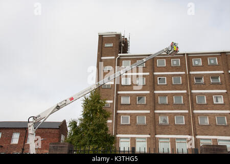 Stockton-on-Tees, Angleterre. Lundi, 4 septembre 2017. Le personnel d'incendie et de secours de Cleveland à l'aide d'une échelle sur un tuba Simon un entraînement physique à des tours d'appartements inoccupés à l'Elm House Apartments à Bath Lane, Stockton-on-Tees. Crédit : David Dixon/Alamy Live News Banque D'Images