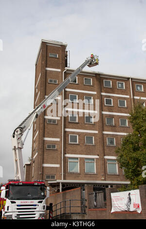 Stockton-on-Tees, Angleterre. Lundi, 4 septembre 2017. Le personnel d'incendie et de secours de Cleveland à l'aide d'une échelle sur un tuba Simon un entraînement physique à des tours d'appartements inoccupés à l'Elm House Apartments à Bath Lane, Stockton-on-Tees. Crédit : David Dixon/Alamy Live News Banque D'Images