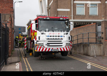 Stockton-on-Tees, Angleterre. Lundi, 4 septembre 2017. Le personnel d'incendie et de secours de Cleveland à l'aide d'une échelle sur un tuba Simon un entraînement physique à des tours d'appartements inoccupés à l'Elm House Apartments à Bath Lane, Stockton-on-Tees. Crédit : David Dixon/Alamy Live News Banque D'Images