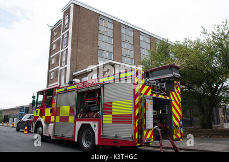 Stockton-on-Tees, Angleterre. 16Th Jun 2017. Avant de Elm House. Le personnel d'incendie et de secours de Cleveland à l'aide d'une échelle sur un tuba Simon un entraînement physique à des tours d'appartements inoccupés à l'Elm House Apartments à Bath Lane, Stockton-on-Tees. Crédit : David Dixon/Alamy Live News Banque D'Images