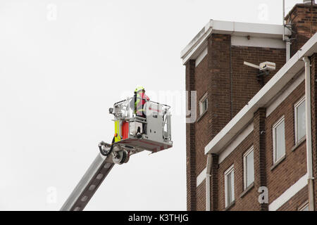 Stockton-on-Tees, Angleterre. 16Th Jun 2017. Le personnel d'incendie et de secours de Cleveland à l'aide d'une échelle sur un tuba Simon un entraînement physique à des tours d'appartements inoccupés à l'Elm House Apartments à Bath Lane, Stockton-on-Tees. Crédit : David Dixon/Alamy Live News Banque D'Images