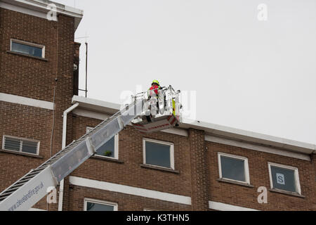 Stockton-on-Tees, Angleterre. 16Th Jun 2017. Le personnel d'incendie et de secours de Cleveland à l'aide d'une échelle sur un tuba Simon un entraînement physique à des tours d'appartements inoccupés à l'Elm House Apartments à Bath Lane, Stockton-on-Tees. Crédit : David Dixon/Alamy Live News Banque D'Images