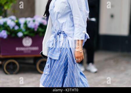 Copenhague, Danemark. Le 08 août, 2017. Un showgoer chic d'arriver en dehors du nid des créateurs défilé lors de la Fashion Week de Copenhague - le 8 août 2017 - Photo : Manhattan piste/Grace Lunn ***pour un usage éditorial uniquement*** | utilisée dans le monde entier/dpa/Alamy Live News Banque D'Images